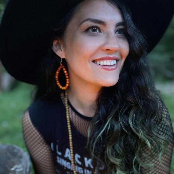 Meet your Posher, Stephanie - Picture 2 of 2